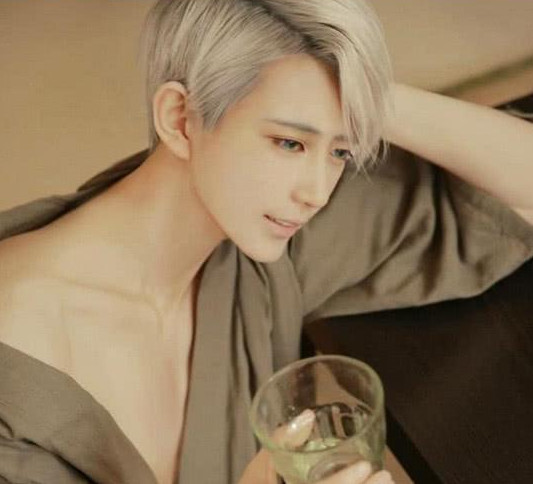 虽然经常男装出镜但是熊祁好像并不是太喜欢男装大佬这个称呼,其实