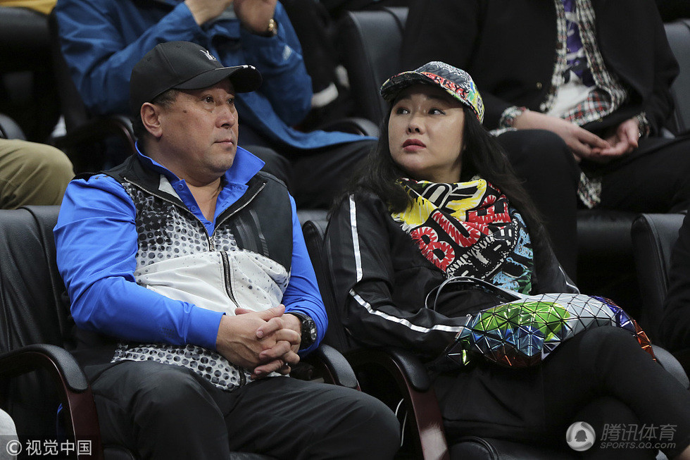 李永波现场观战辽宁男篮表情轻松与妻子频繁沟通