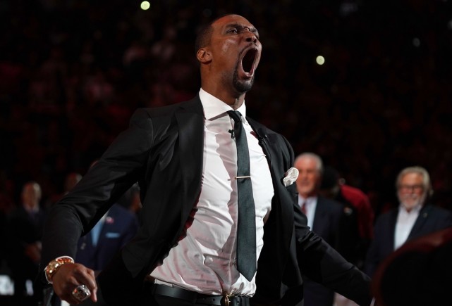 热火1号球衣高挂美航中心 波什再现经典激情怒吼