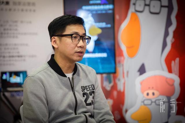 (图为《鹅弟马鸭》总导演 邓伟锋先生在展会上受访)
