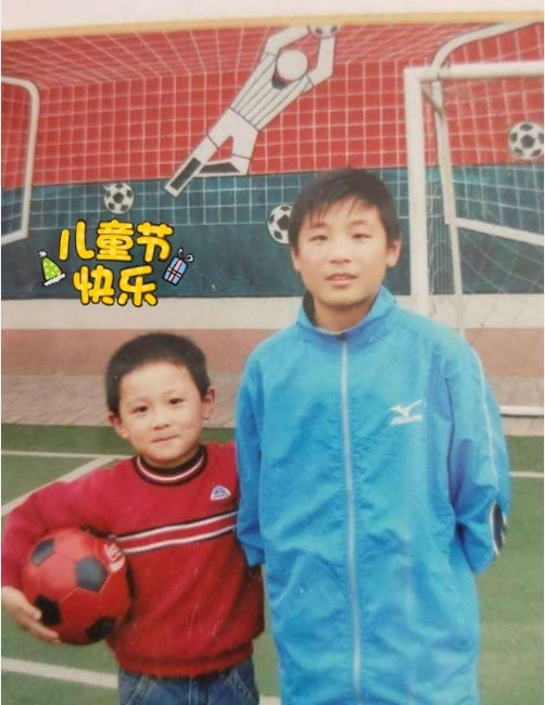 国奥进球功臣和武磊昔日合影遭调侃:长大后我