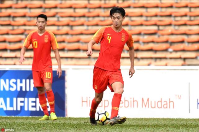 国奥进球功臣和武磊昔日合影遭调侃:长大后我