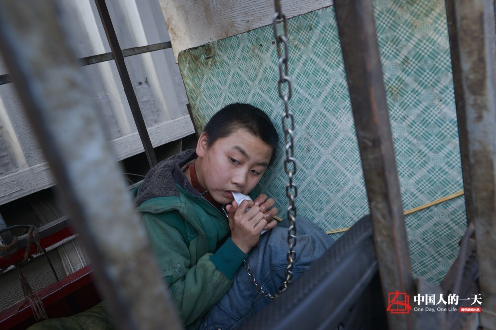 顶部固定好几层的篷布,为了防止王明义再跑,王殿明给儿子的脖子上拴上