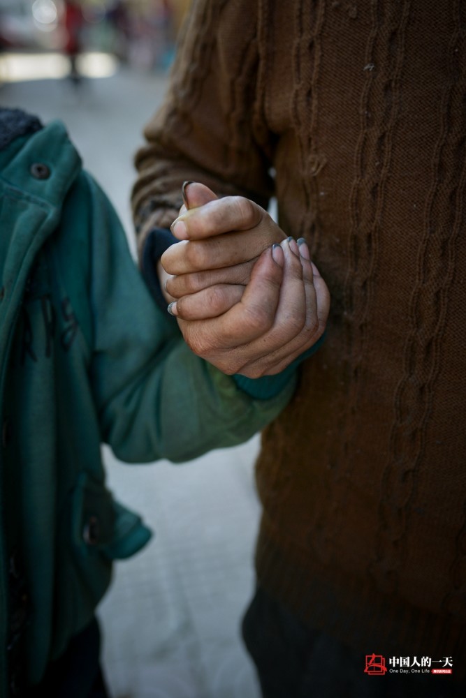 自闭症男孩被锁铁笼11年没上过学 父亲给他拴上铁链防逃跑-文章详情