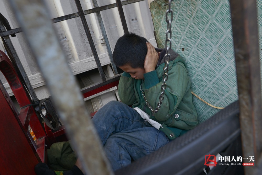 自闭症男孩被锁铁笼11年没上过学 父亲给他拴上铁