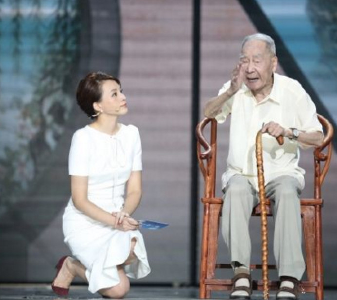 刘德华,董卿跪出骄傲!而她下跪遭万人唾骂,网友丢中国人的脸