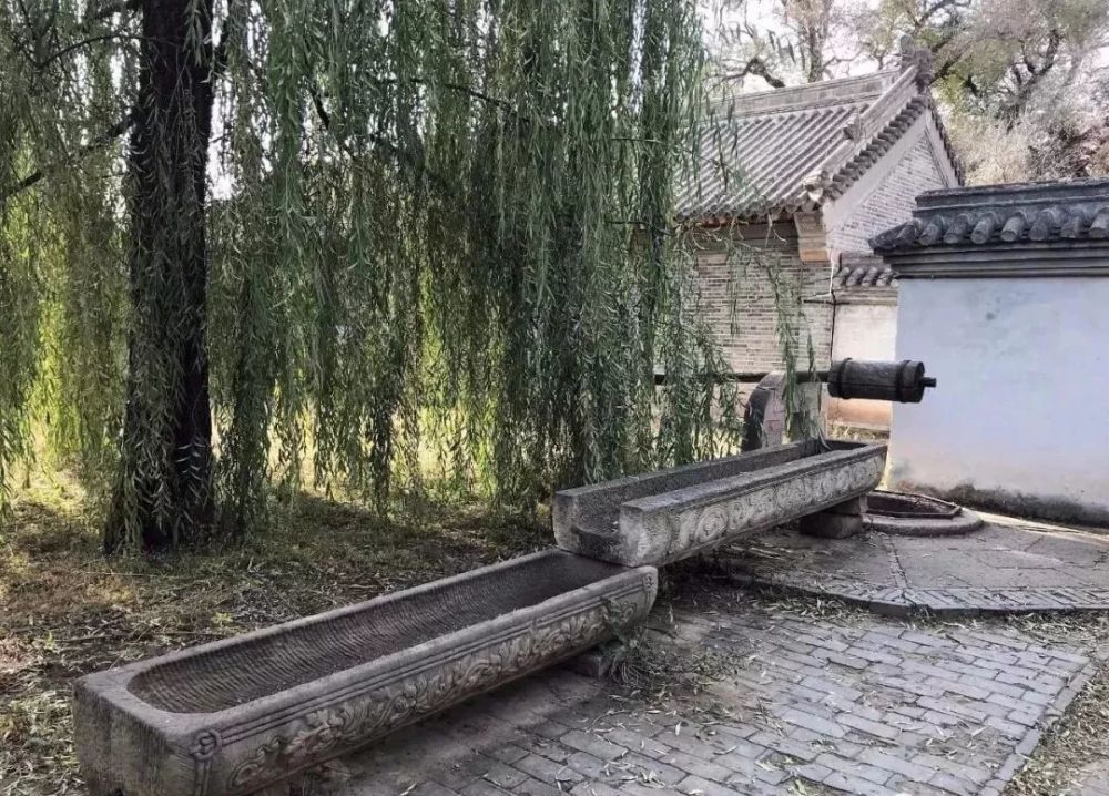 東跨院的水井和水槽.