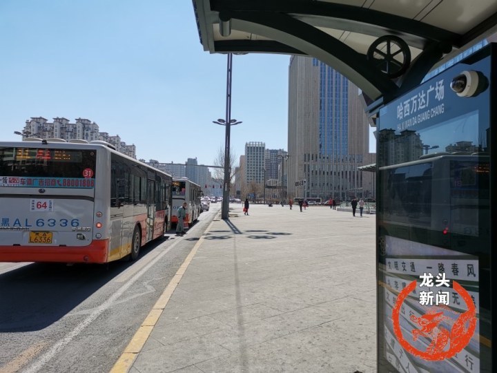 64路公交站台有牌无站哈市市民苦等无车