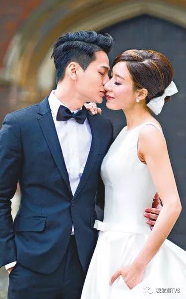 杨怡与罗仲谦双人骑车 晒老婆视角