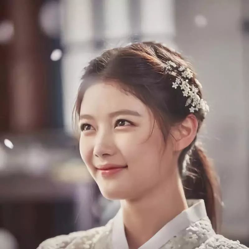 不难发现一些笑容甜美的女明星往往有明显的卧蚕,肉嘟嘟的不仅能放大