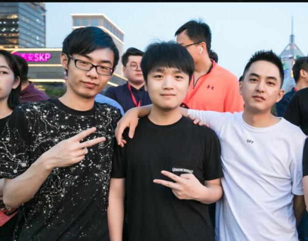 老we队员连麦,微笑听到草莓唱《学猫叫》时,表情过于真实!