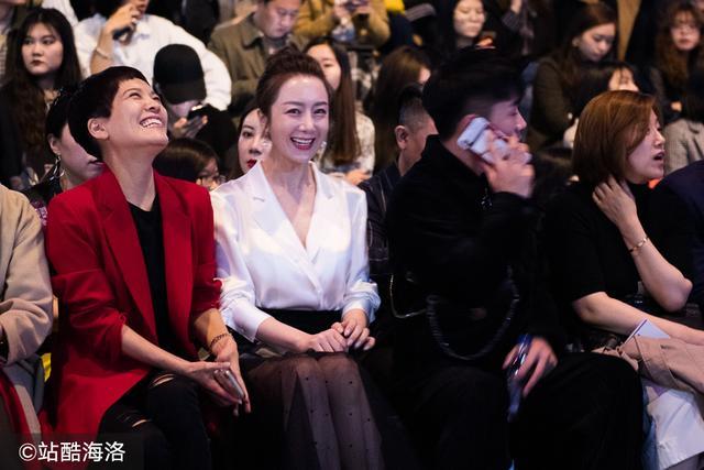 柔弱不能自理的"外室"李依晓现身看秀 冯绍峰你不担心吗?