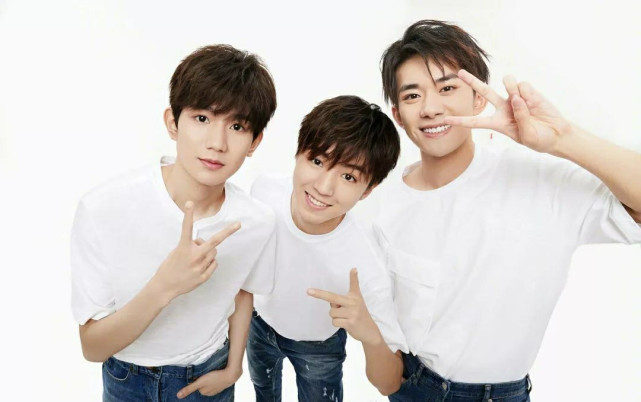 易烊千玺和王源海边玩闹,互动兄弟情满满,网友:说解散的打脸不