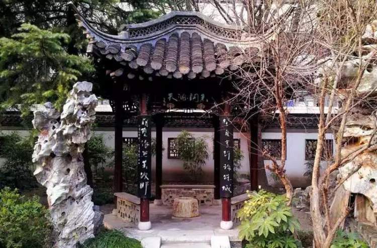 琼花为扬州的市花,宋代欧阳修做扬州太守时,在琼花台边建 "无双亭",意