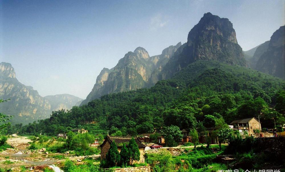 贵州:贵州黄平飞云大峡谷,河流穿洞而过