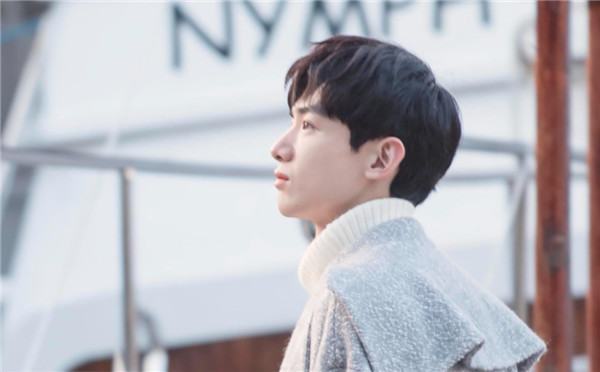 同是"锁喉抱",当看到白敬亭的"锁喉抱",请原谅我笑出了声!