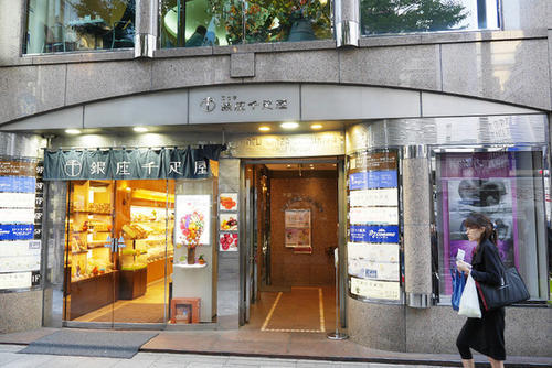 世界上最贵的水果店,两蜜瓜顶一台车,网友:再不说车厘子自由了