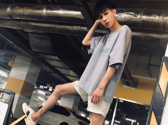 王乐乐点赞"套路路"微博美照,评论称赞,网友:又要开吃了?