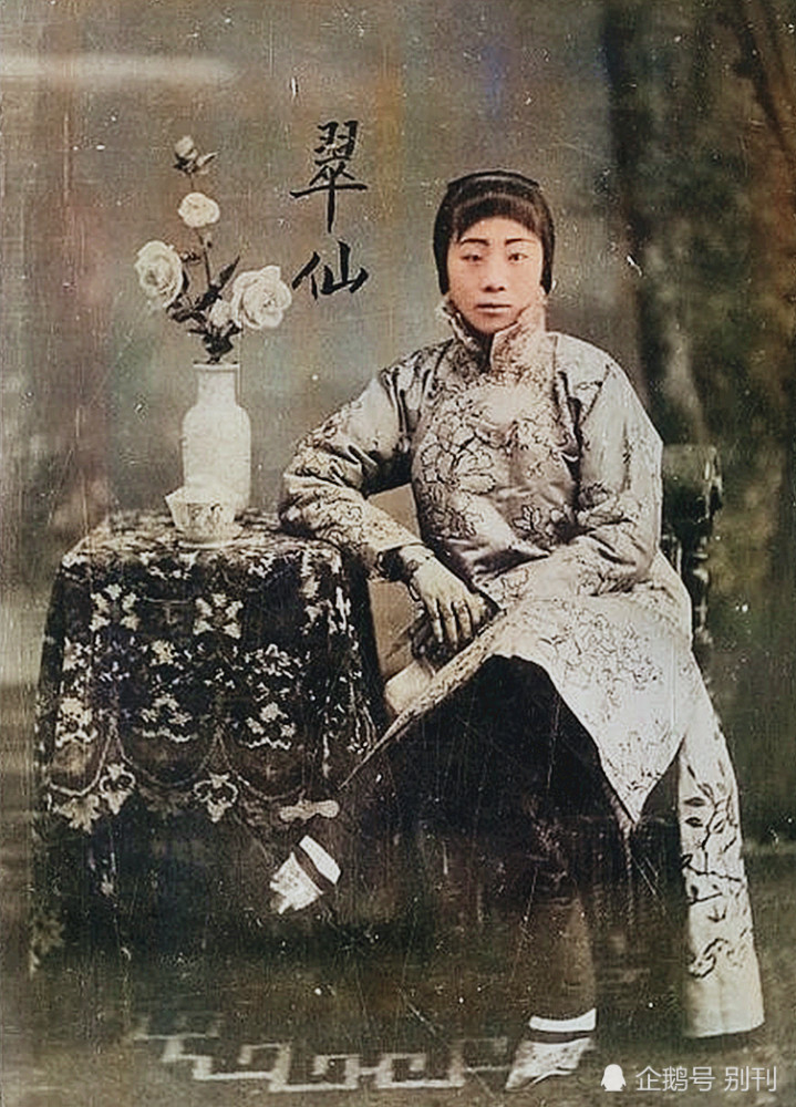 清朝小格格素衣出镜,贵族女爱穿带黑色衣服,大婶笑颜逐开院中坐