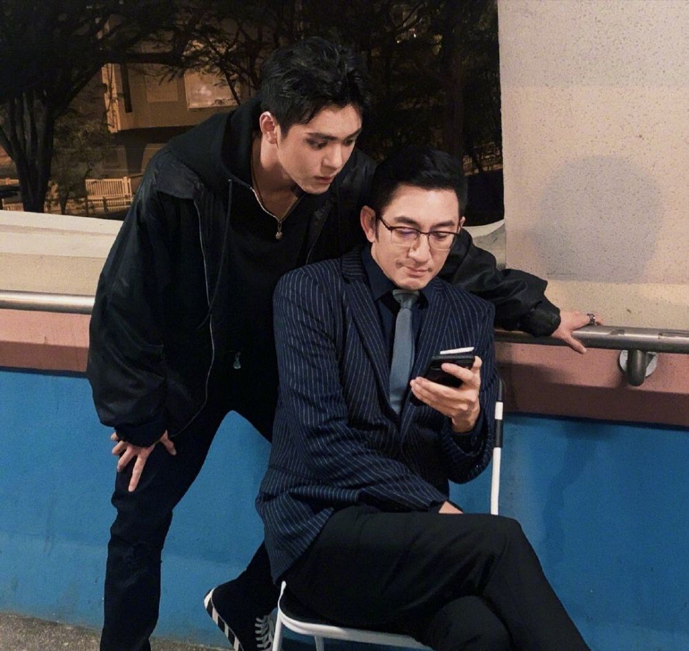 两代“张无忌”同框看手机