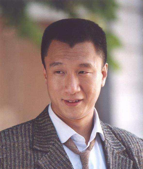 孙红雷时隔三年重回那个光头嘴里叼着雪茄的大哥形象,相信观众也非常