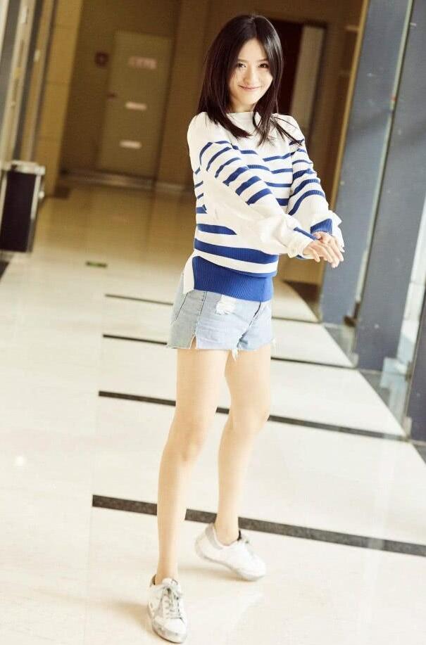 谢娜产后又恢复苗条身材,还"海水裤"穿成裙子,跳起来更意外!