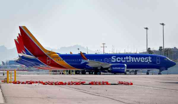 資料圖:美國鳳凰城,一架波音737max飛機停在空港國際機場.