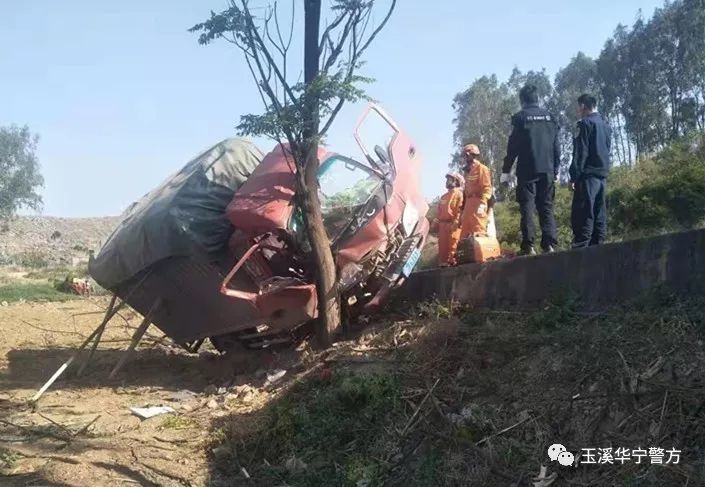 玉溪华宁:惊险!民警协助消防救助遭遇车祸夫妻脱险