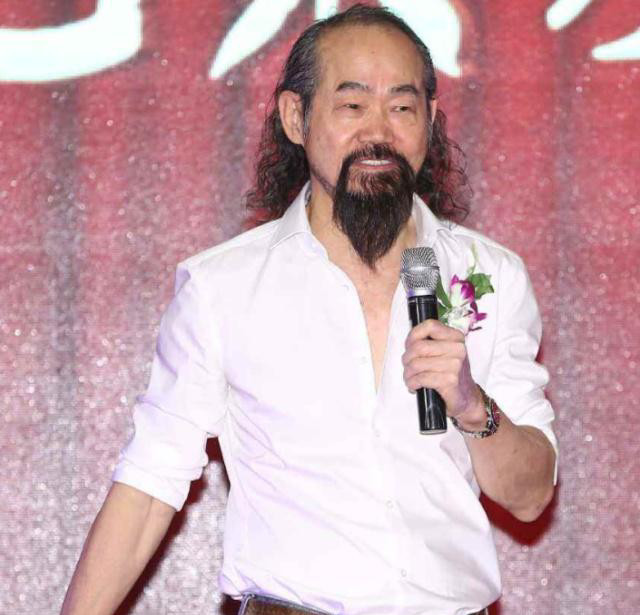 流浪大师沈巍近况曝光,理发穿新衣后的他酷似