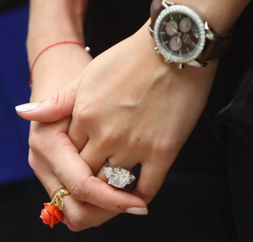 明星都戴什么款式的钻石戒指(明星都戴什么款式的钻石戒指呢)