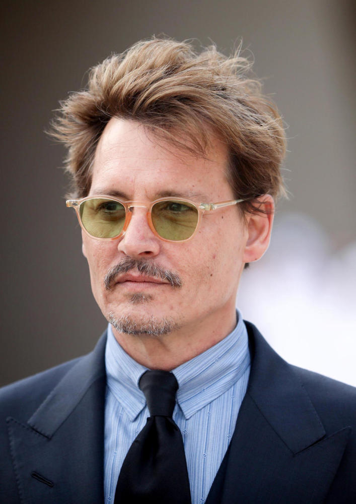 约翰尼·德普终于现身,戴小眼镜显憔悴,但仍有"杰克船长"风采