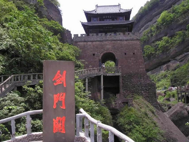 享有剑门天下险之誉的剑门关,高耸入云,是四川四绝之一