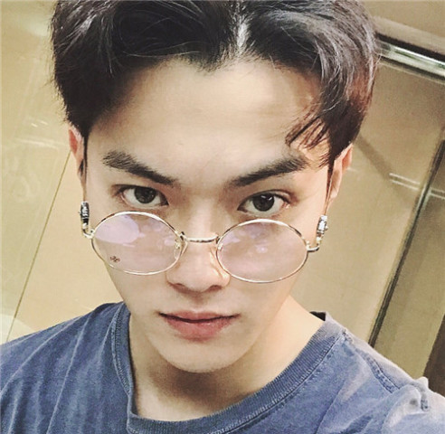 许凯还留过这样的中分?看到照片后,网友:当时迷妹就不少了