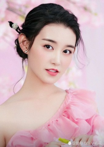 蒋依依12岁选秀照片流出,穿白色公主裙仙气十