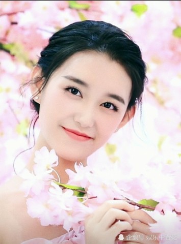 蒋依依12岁选秀照片流出,穿白色公主裙仙气十