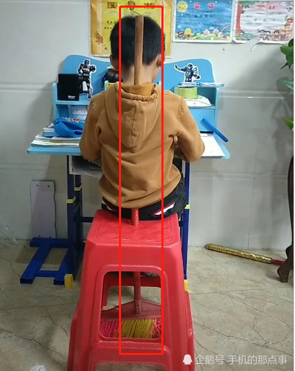 孩子做作业驼背,妈妈巧妙改装塑料凳,网友都