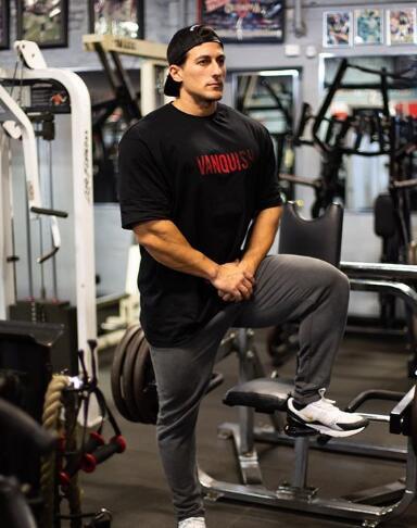 欧美"最美蝙蝠背",自曝最值得炫耀的就是背阔肌,网友:这个服