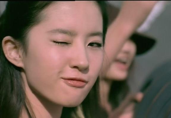 盘点女星的眨眼瞬间:杨紫可爱,刘亦菲成熟,最经典的是她