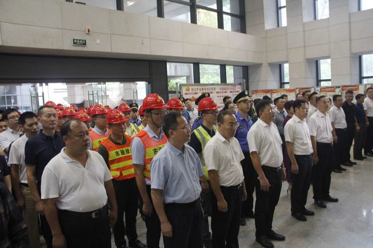 孙芬副市长,温海鸿副秘书长,党组书记刘名松,局长陈积卫共同揭牌