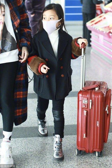 李小璐疑diss贾乃亮后首现身,小甜馨贴心推行