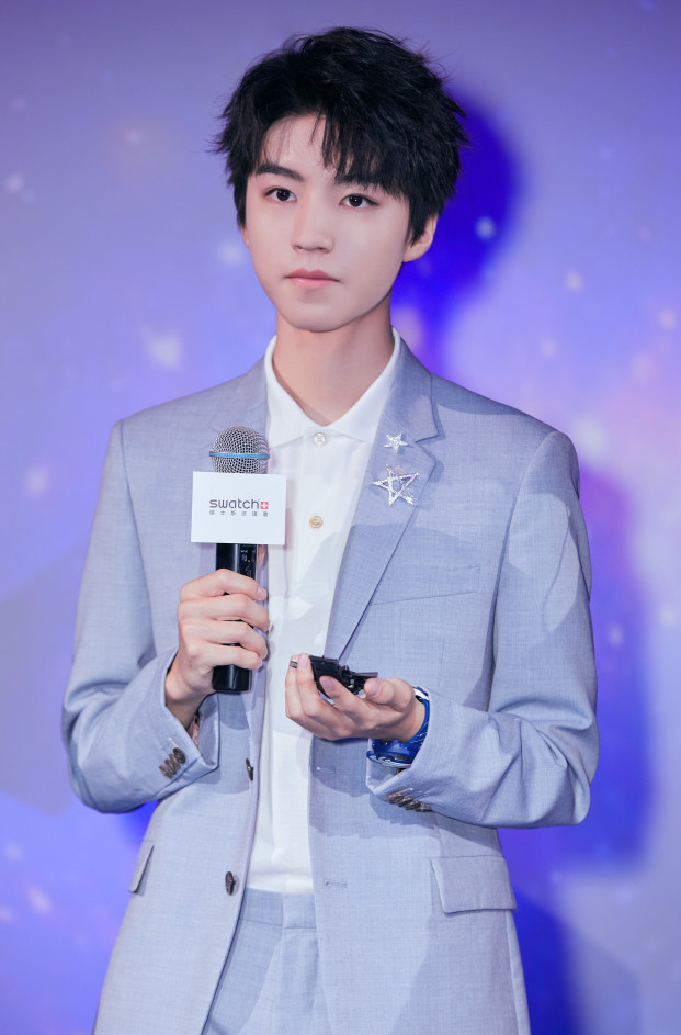 王俊凯身穿浅蓝色西装,难掩帅气迷人,依旧少年感满满!