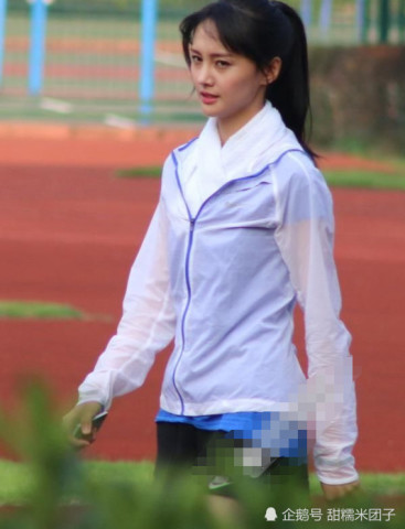 郑爽穿宽松衣服跑步,风吹过却经惊现小肚腩,网