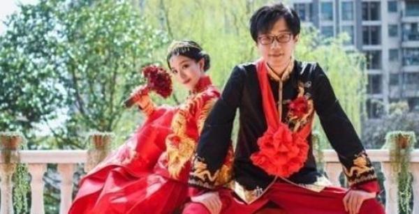 王思聪当伴郎惨遭伴娘团折磨,酒神婚宴那些网