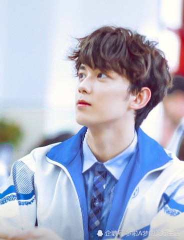 吴磊和宋祖儿合照,有谁注意吴磊的表情了,这也