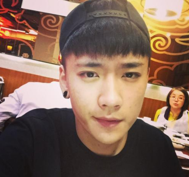 崔晋花式秀恩爱,当看到她的女友后,网友:这是炫迈妹儿?