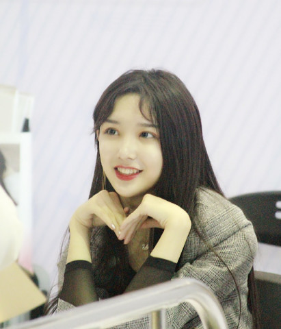 女装大佬艾比穿短裙街边热舞,看到这真实的腿后:是腿精大佬!