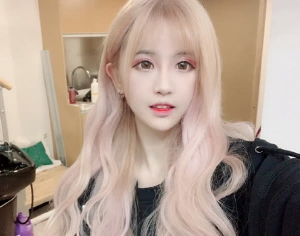 王乐乐新女友晒男友视角美图,谁注意她的发色,杨清柠都驾驭不了