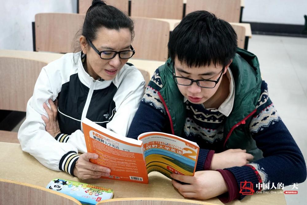 妈妈辞职当清洁工陪读15年 自闭症儿子考上大学她还是同桌_腾讯新闻