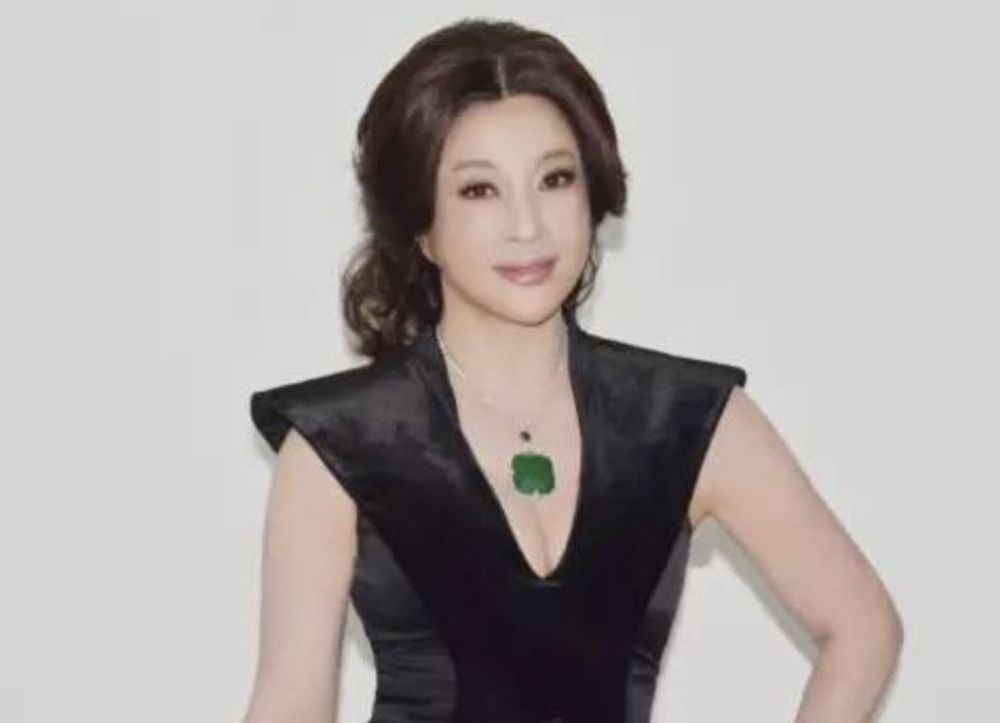 被向太拖进豪门的郭碧婷钻戒值800万?隔壁的