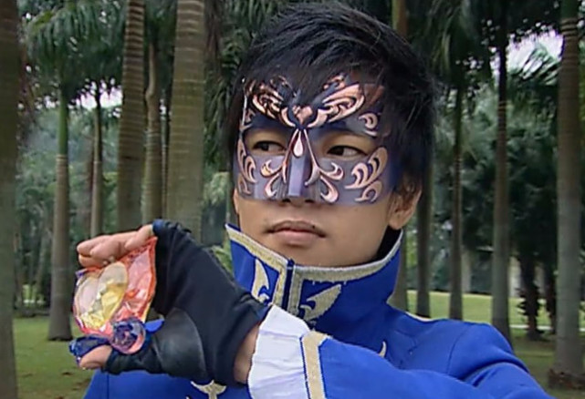 为什么小蓝和之前游乐王子在魔仙堡喜欢的女孩子玲珑长得一模一样呢?